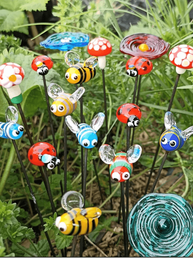 Abeille en verre bleu