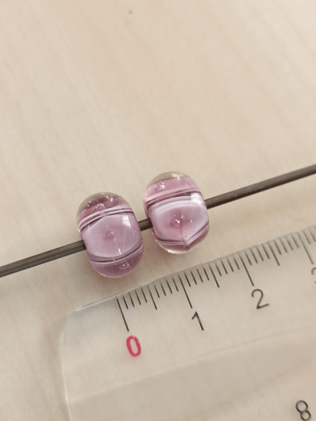 Paire de Perles en verre violette 