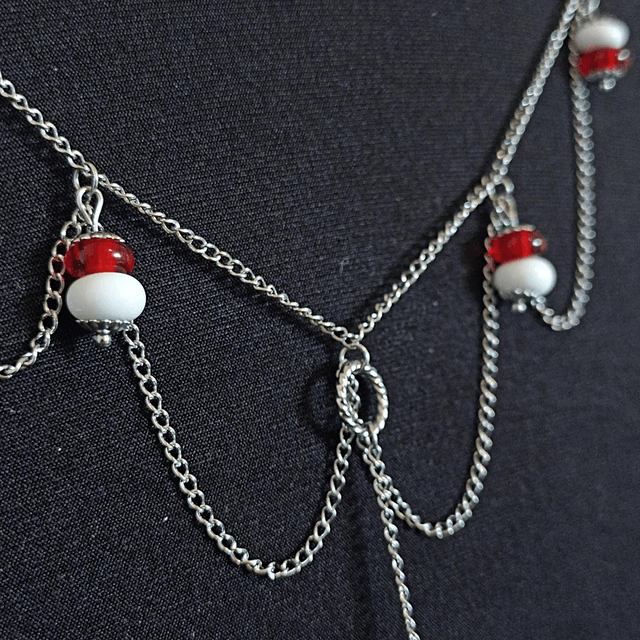 Collier rouge en verre 