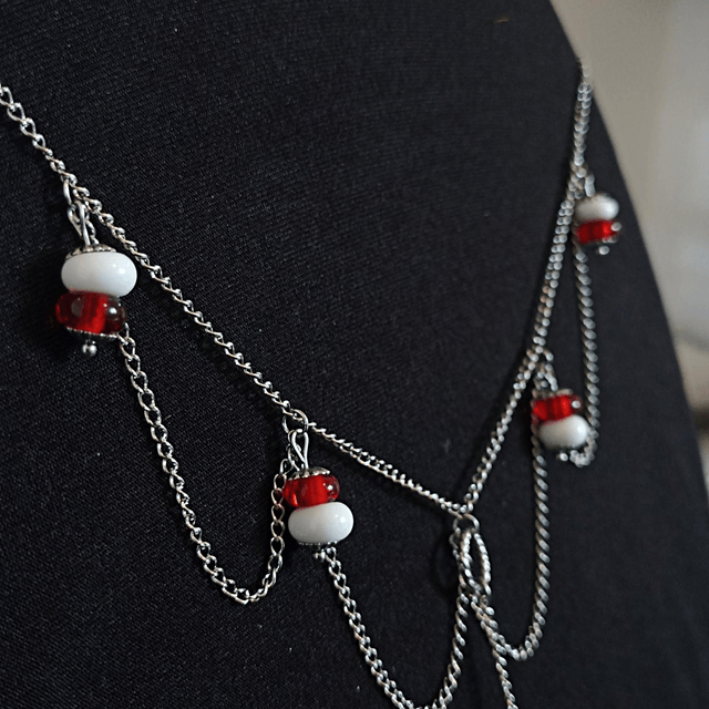 Collier rouge en verre 