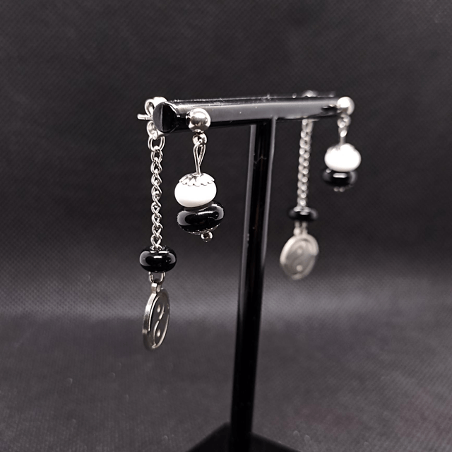 Boucles black and white