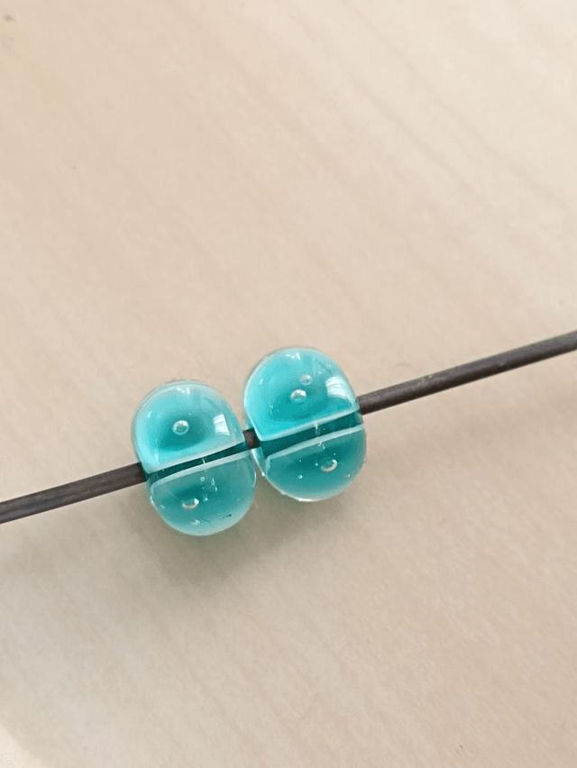 Paire de perles en verre filé au chalumeau 