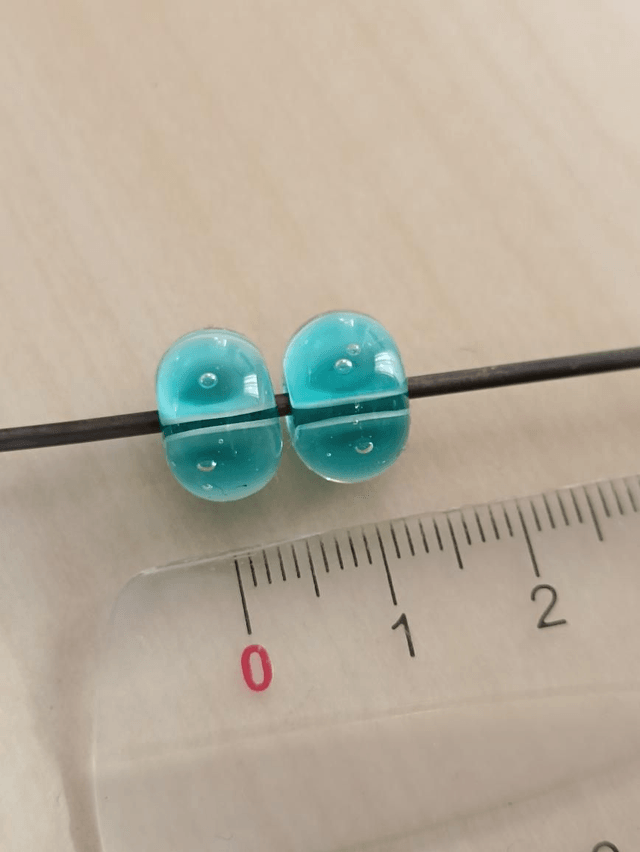 Paire de perles en verre filé au chalumeau 