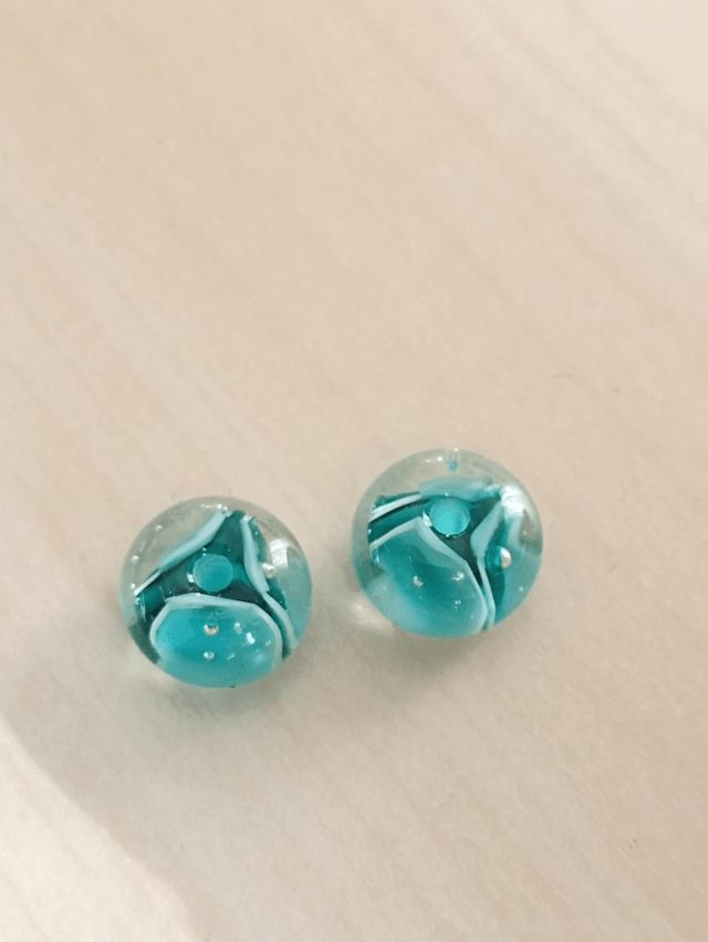 Paire de perles en verre filé au chalumeau 