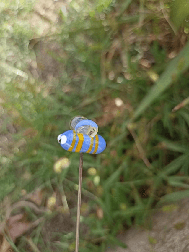 Abeille en verre filé au chalumeau 