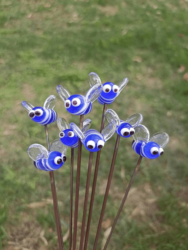 Abeille en verre bleu