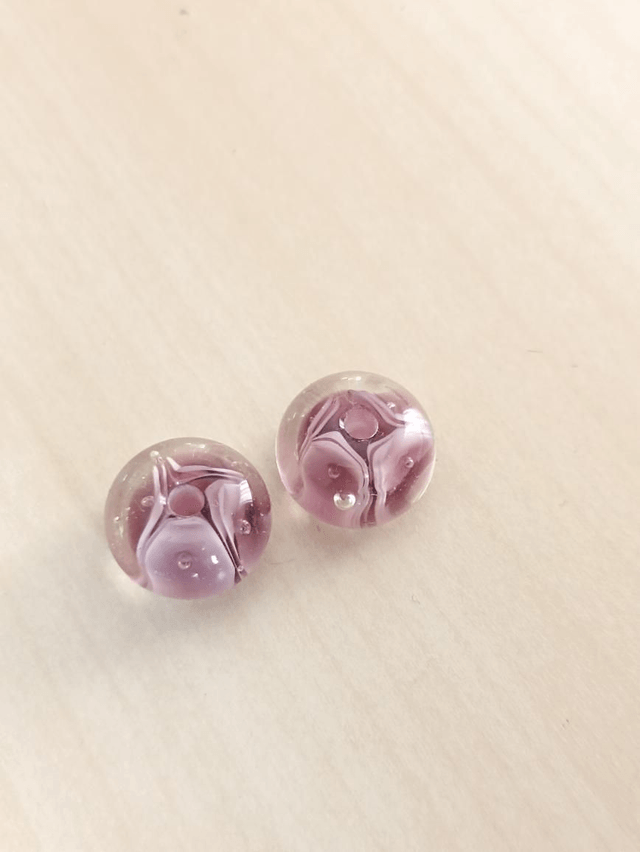 Paire de Perles en verre violette 