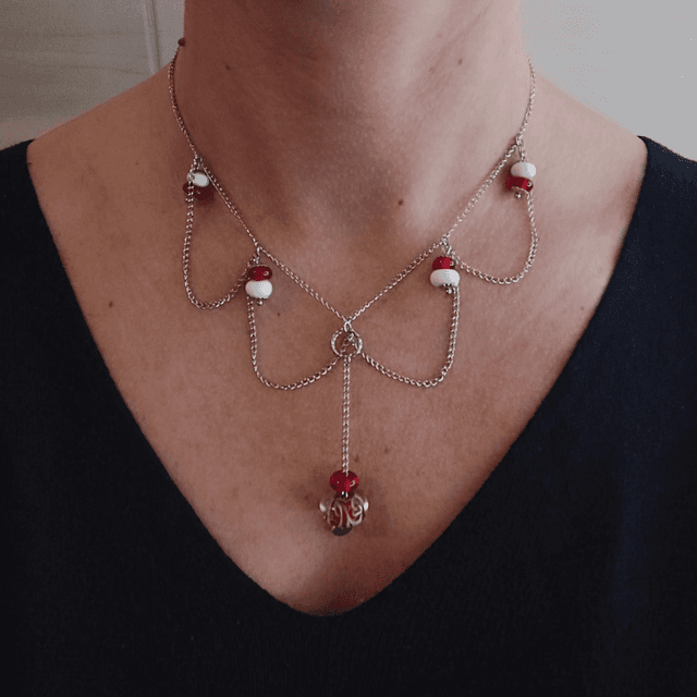 Collier rouge en verre 