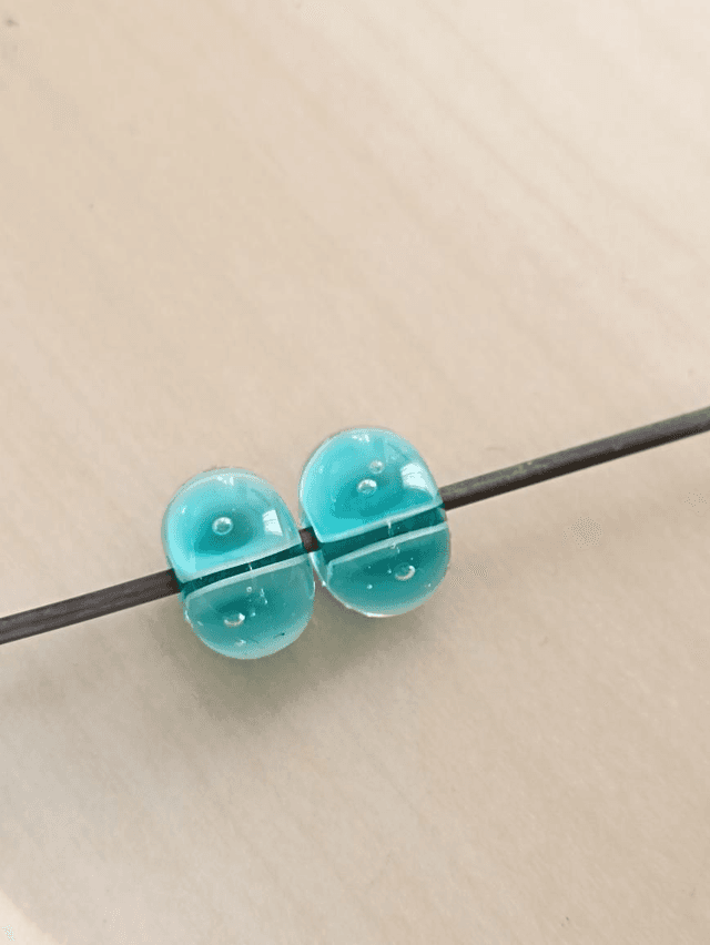 Paire de perles en verre filé au chalumeau 